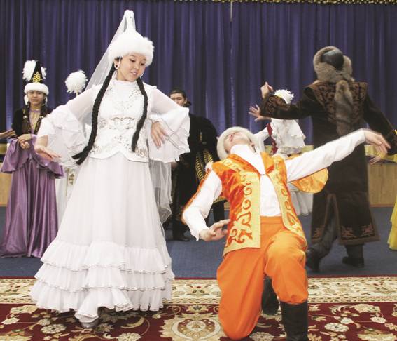 Қара жорға биі балаларға арналған. Танцоры казахский танец. Казахский танцевальный костюм женский.